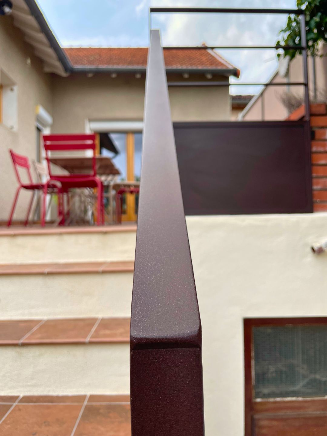 Detail main-courant en plat couleur brun rouille