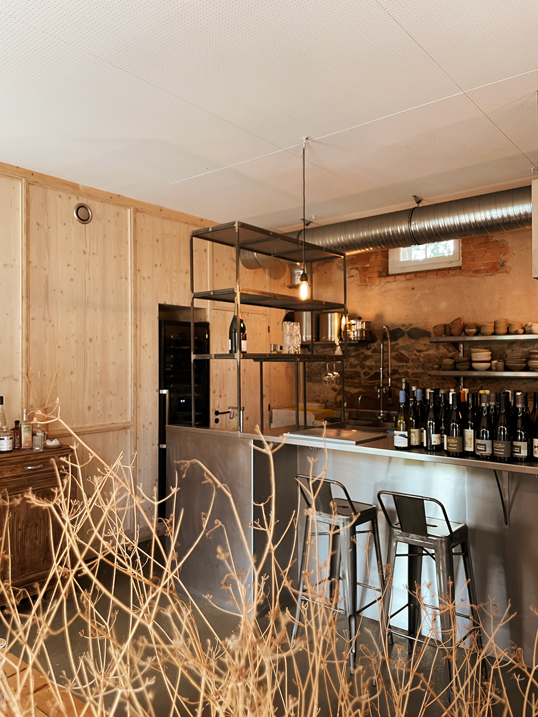 Étagère de cuisine sur mesure avec au premier plan un bouquet de fleurs séchées