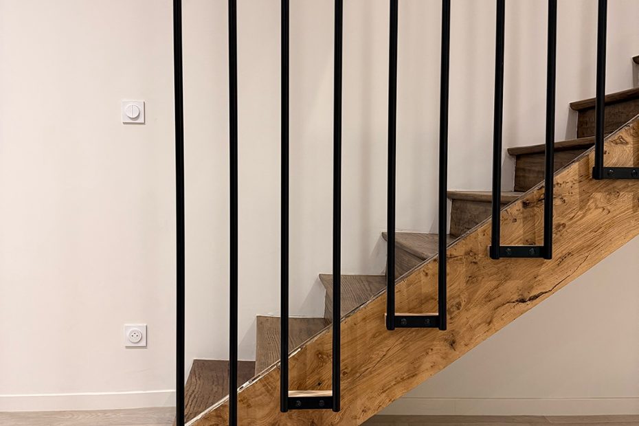 Claustra intérieur en métal sur un escalier en bois ancien