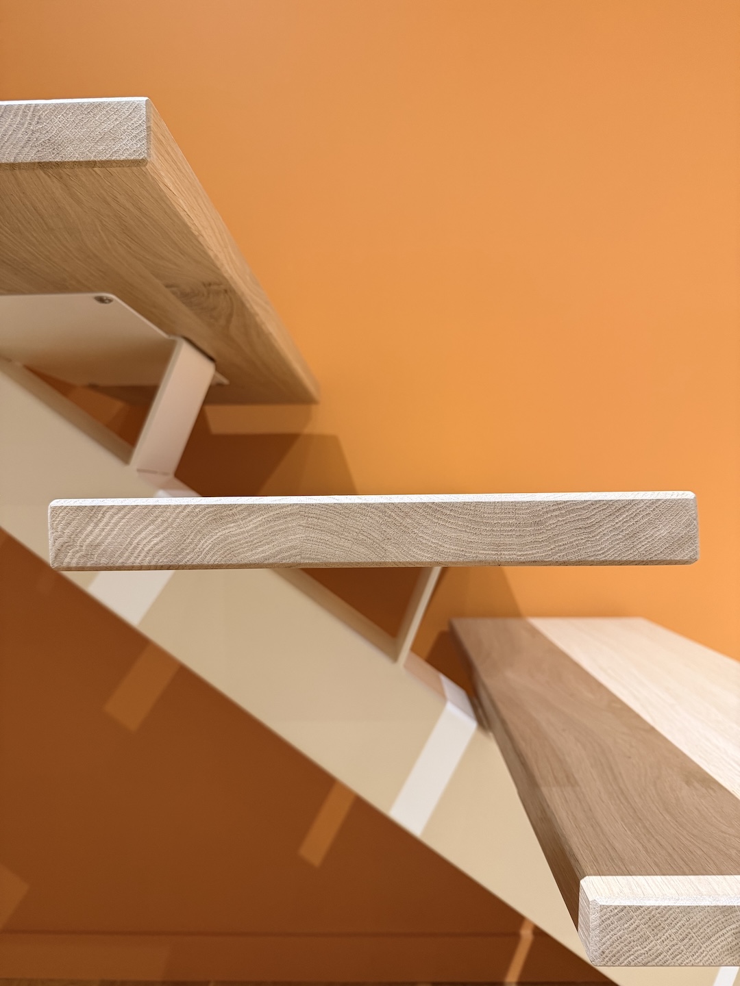 Détail marche en chêne avec support de marche sur escalier métal