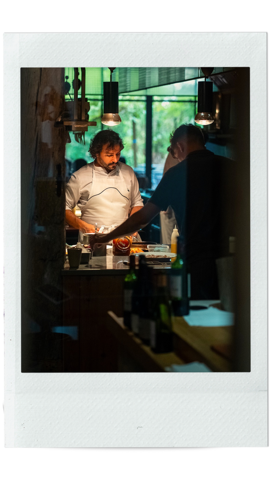 Léo Troisgros dans sa cuisine. Au premier plan les lampes chauffantes sur mesure réalisées par l'Atelier Eleven.