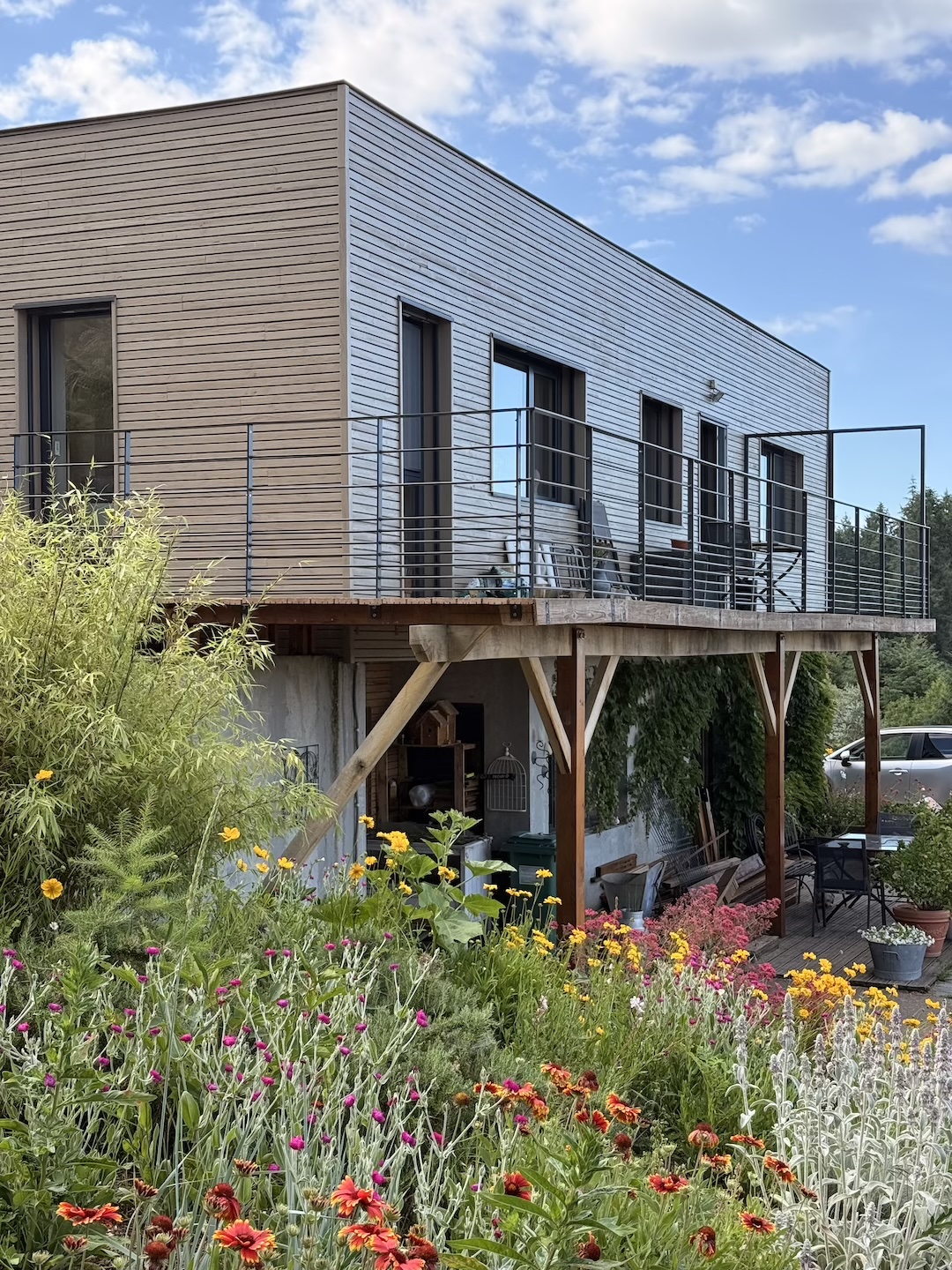Garde-corps en acier et paravent vitré sur terrasse en pilotis vue d'ensemble