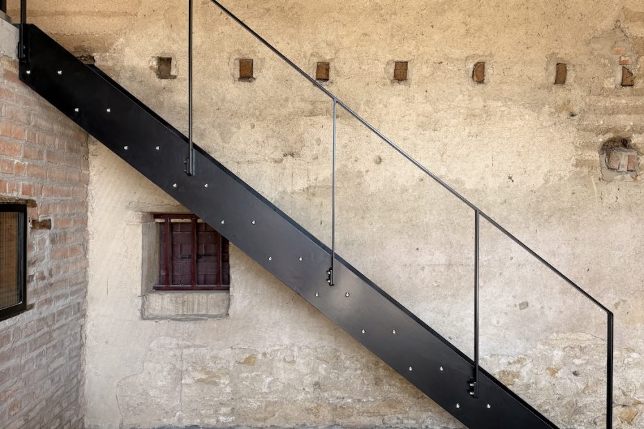 Escalier en métal 2 limons extérieur peint en noir. Vue de côté