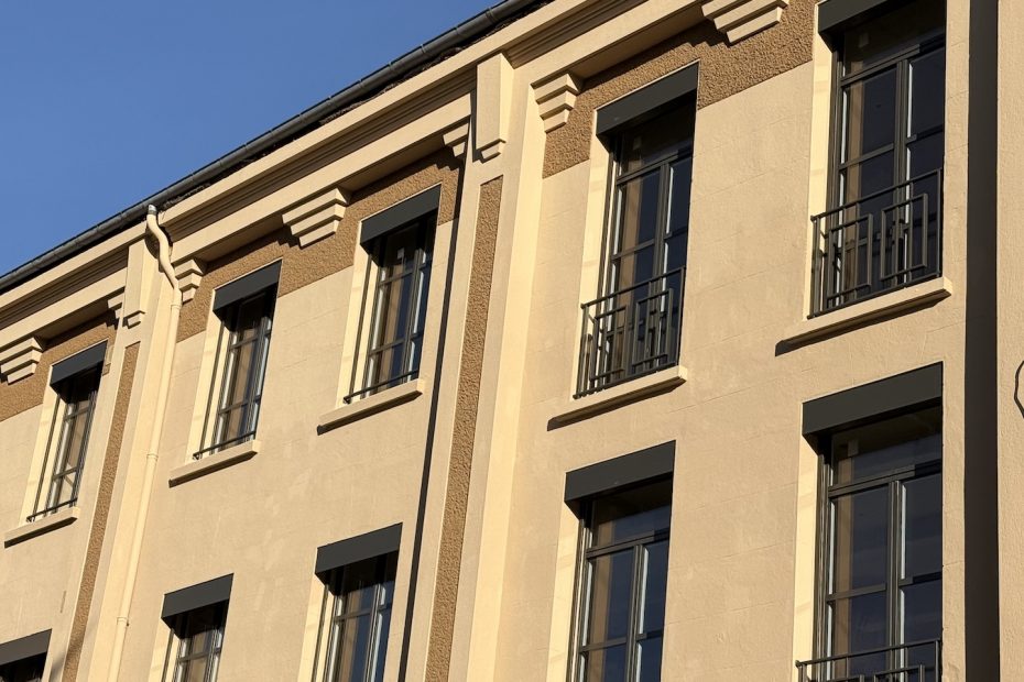 Façade d'un immeuble art déco à Roanne avec garde-corps métalliques