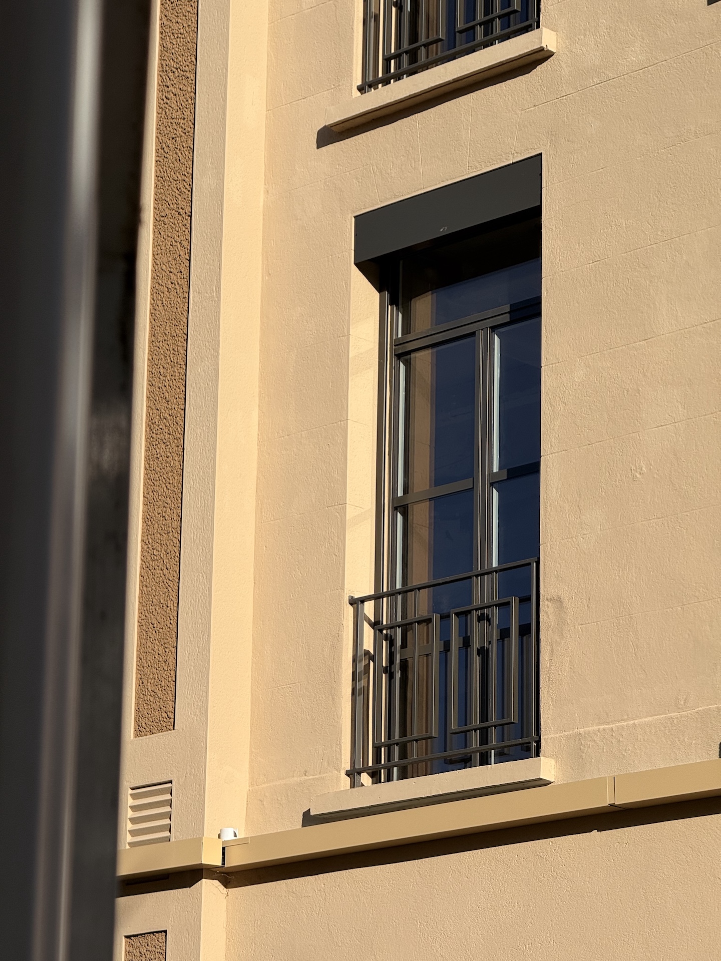 Vue de loin d'un garde-corps métallique sur l'immeuble La Belle Époque à Roanne