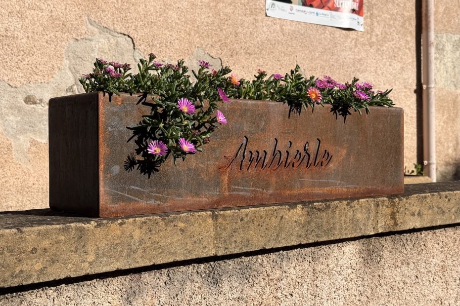 Jardinière en acier Corten personnalisée avec le nom du village d'Ambierle et du pourpier rose
