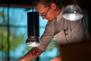 Lampes chauffantes sur mesure dans la cuisine de La Colline du Colombier