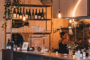 Étagère en acier brut dans la cuisine ouverte du restaurant Ateliers des Grands Cèdres
