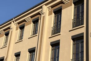 Façade d'un immeuble art déco à Roanne avec garde-corps métalliques