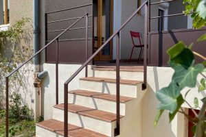 Main-courantes escalier et garde-corps terrasse couleur brun rouille