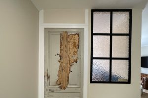 Verrière sur-mesure entre pièce de vie et chambre